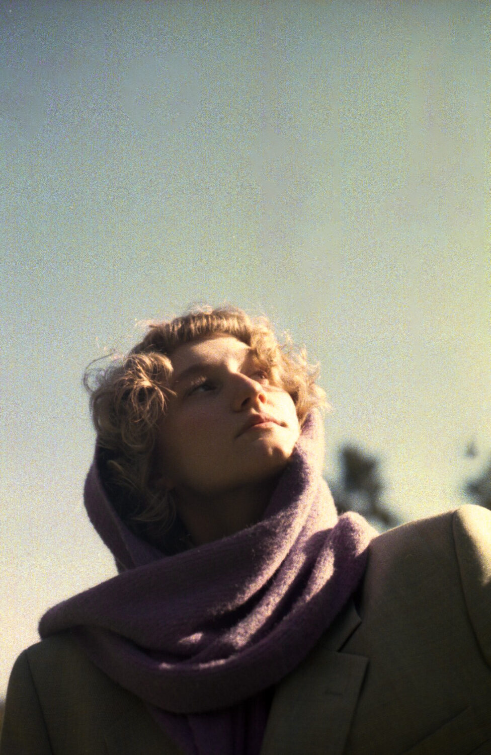 Ein Bild von einer Frau, die einen lila Schal trägt.