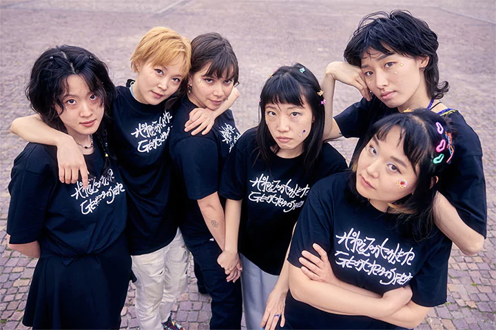 Sechs Frauen mit schwarzen Shirts, auf denen Horizontaler Gentransfer steht, stehen eng beieinander und blicken in die Kamera.