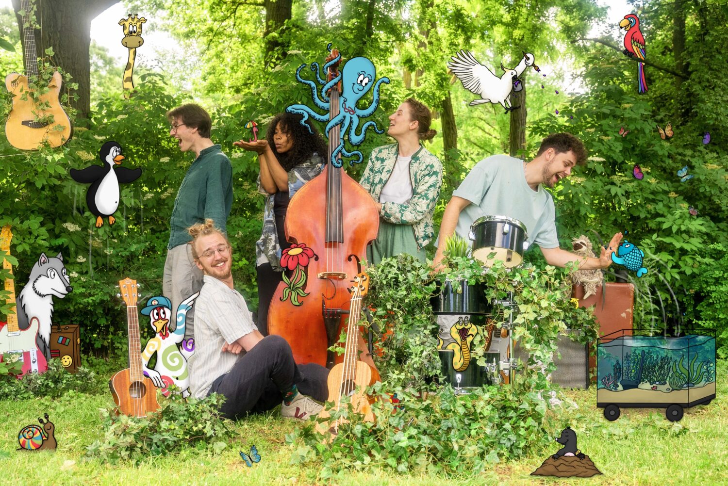Eine Gruppe von Menschen im Wald mit Musikinstrumenten.